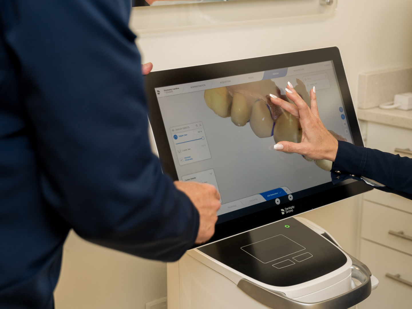 Equipe acolhendo paciente sorridente